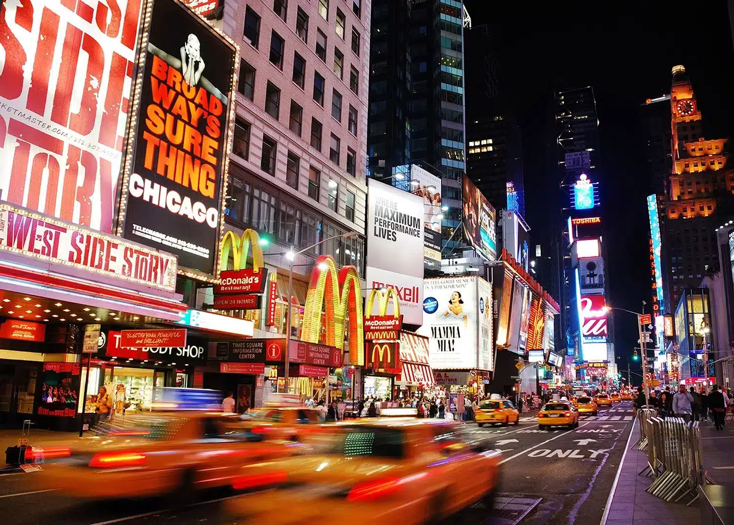 Busy Manhattan | Made-to-Measure Wallpaper | Artlook | FTNS 2473