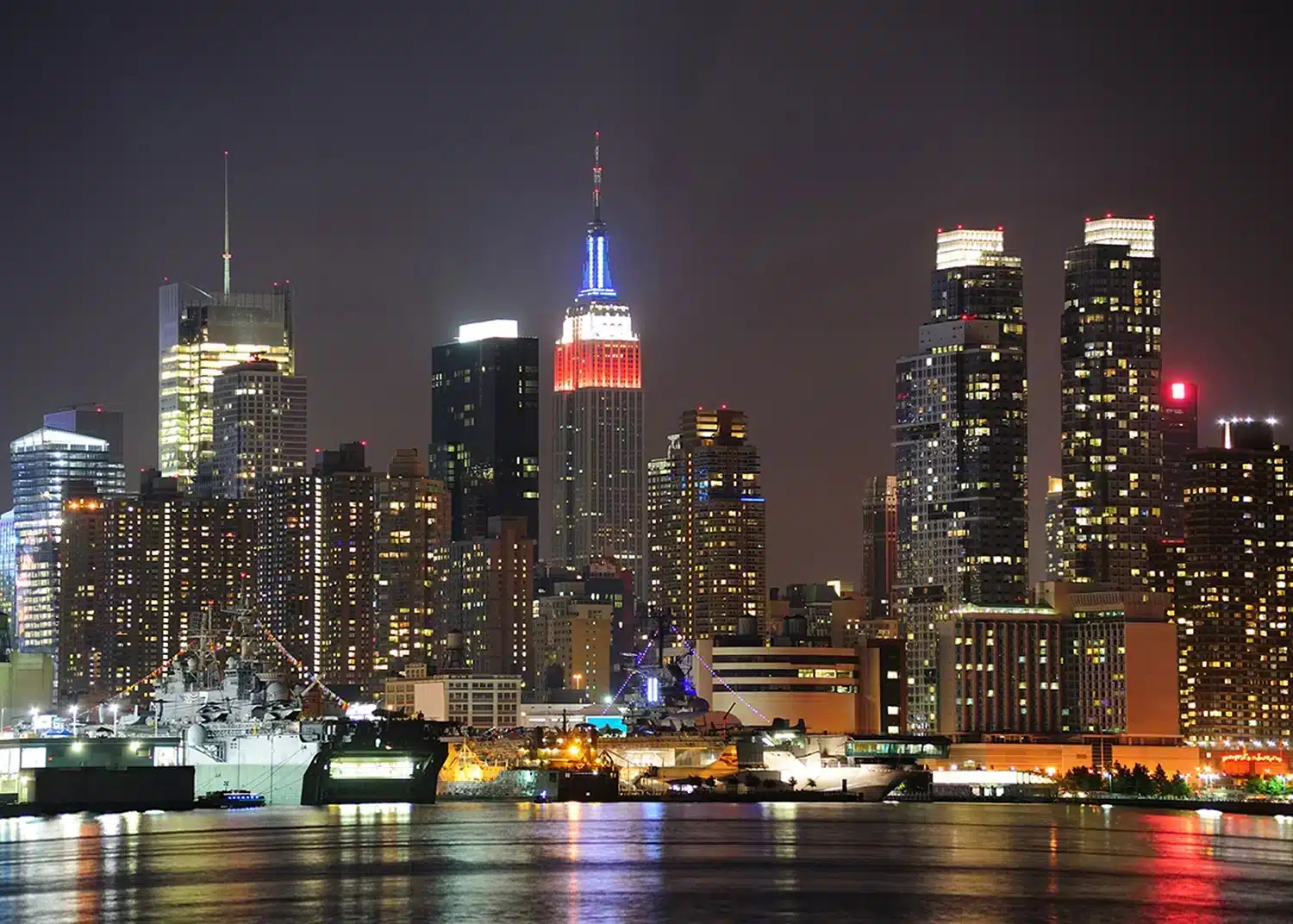 Night City | Made-to-Measure Wallpaper | Artlook | FTNXXL 2411