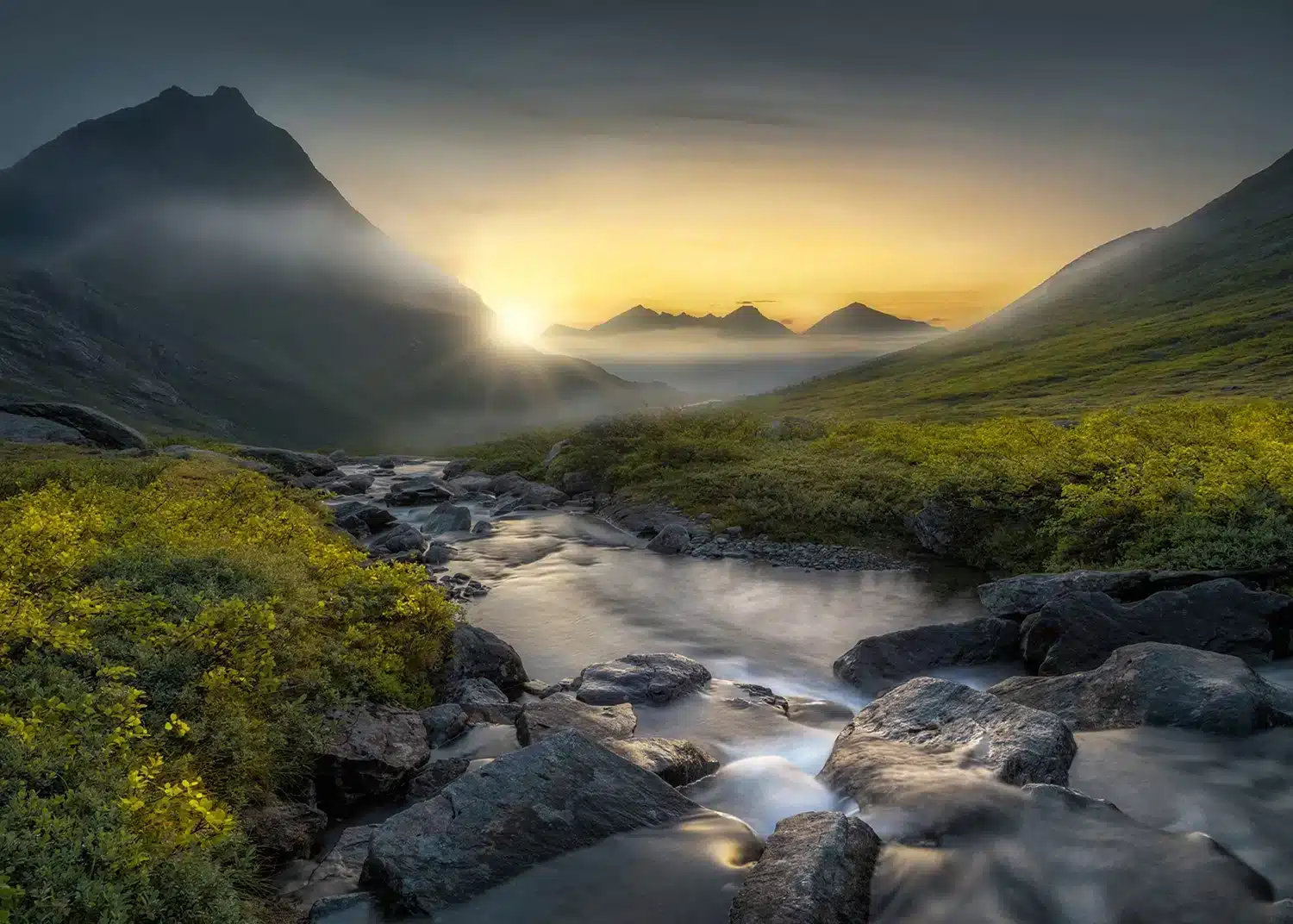 Mountain River | Made-to-Measure Wallpaper | Artlook | FTNXXL 3029